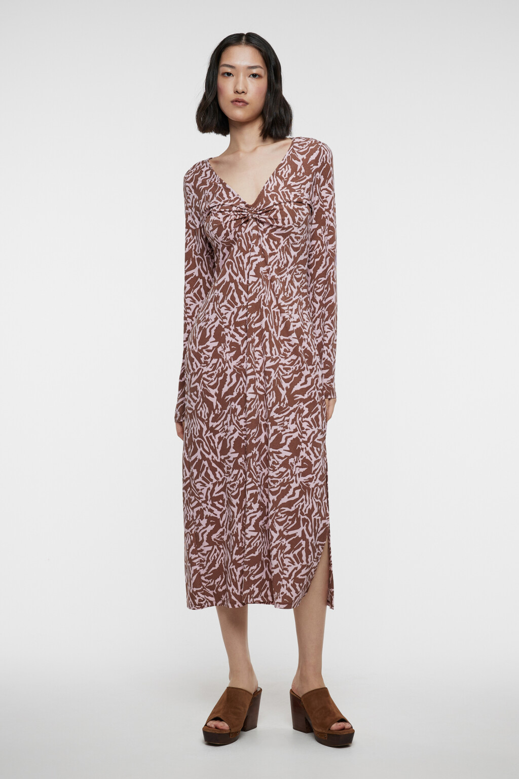 Платье миди с V-вырезом и разрезом на бедре - цвет коричневый - 1