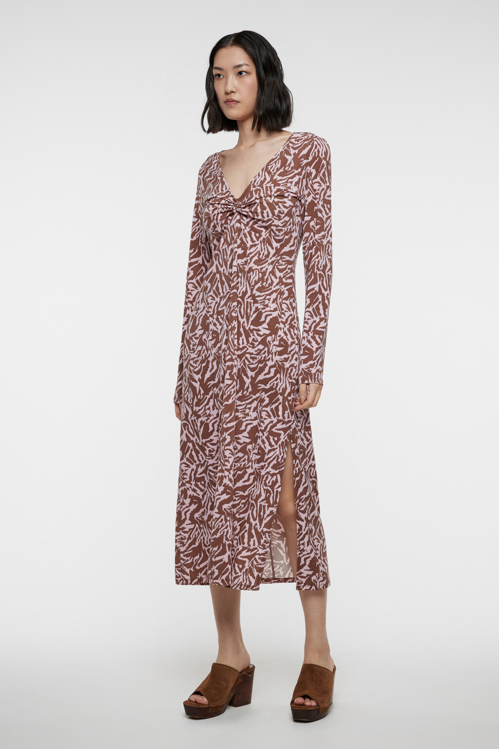 Платье миди с V-вырезом и разрезом на бедре - цвет коричневый - 2