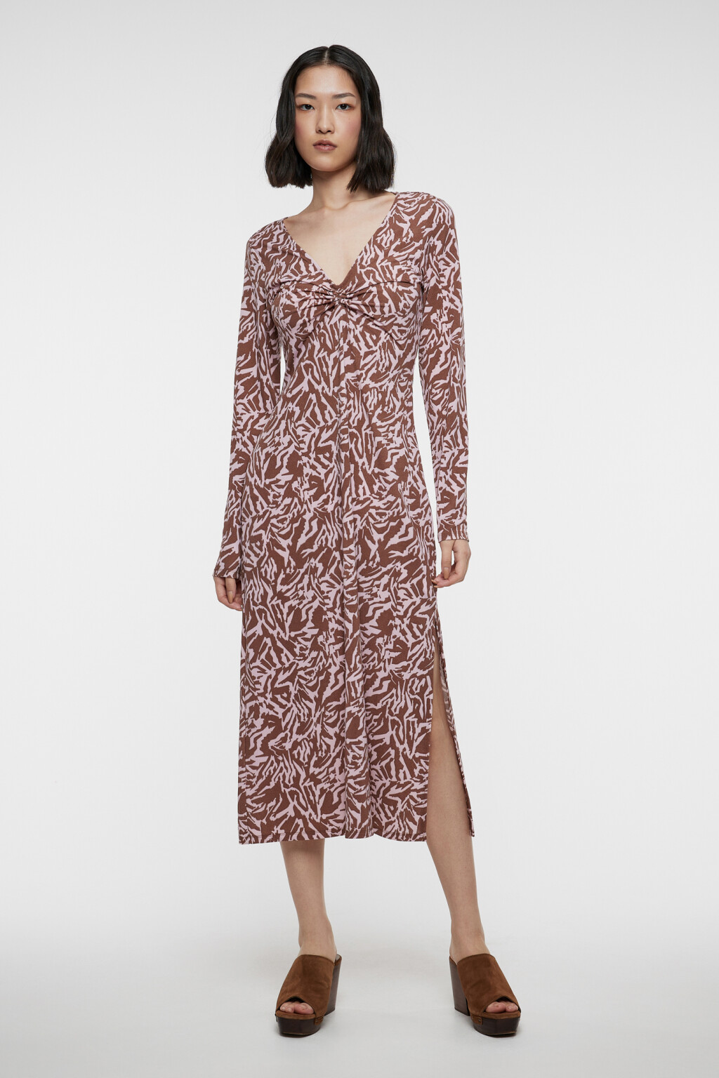 Платье миди с V-вырезом и разрезом на бедре - цвет коричневый - 4