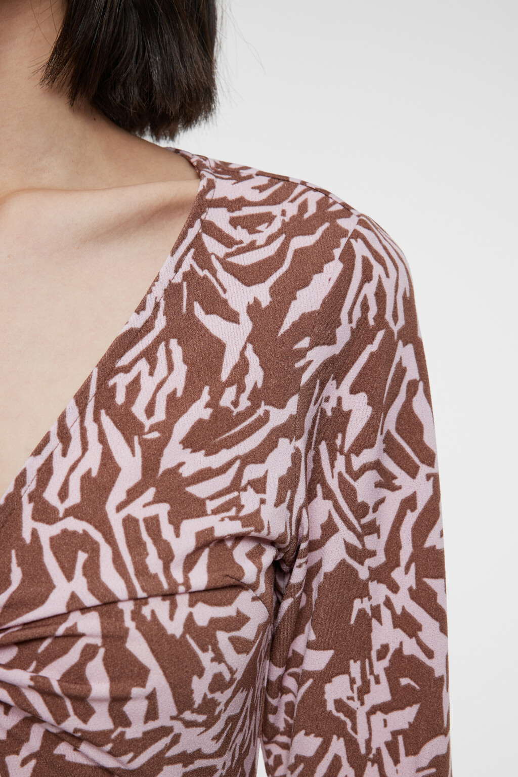 Платье миди с V-вырезом и разрезом на бедре - цвет коричневый - 5