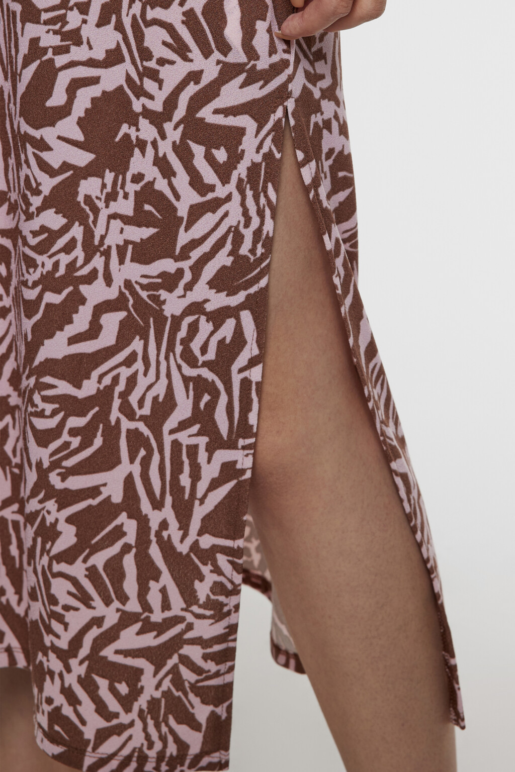 Платье миди с V-вырезом и разрезом на бедре - цвет коричневый - 7