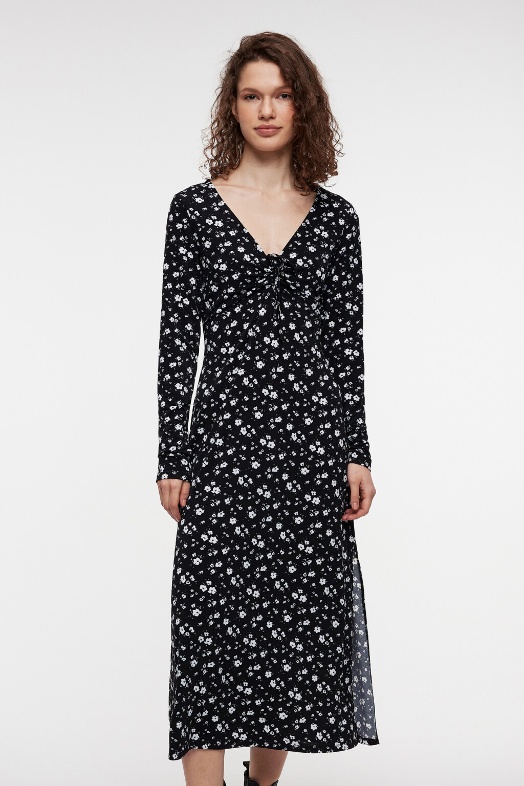 Платье миди с V-вырезом и разрезом на бедре - цвет черный - 1