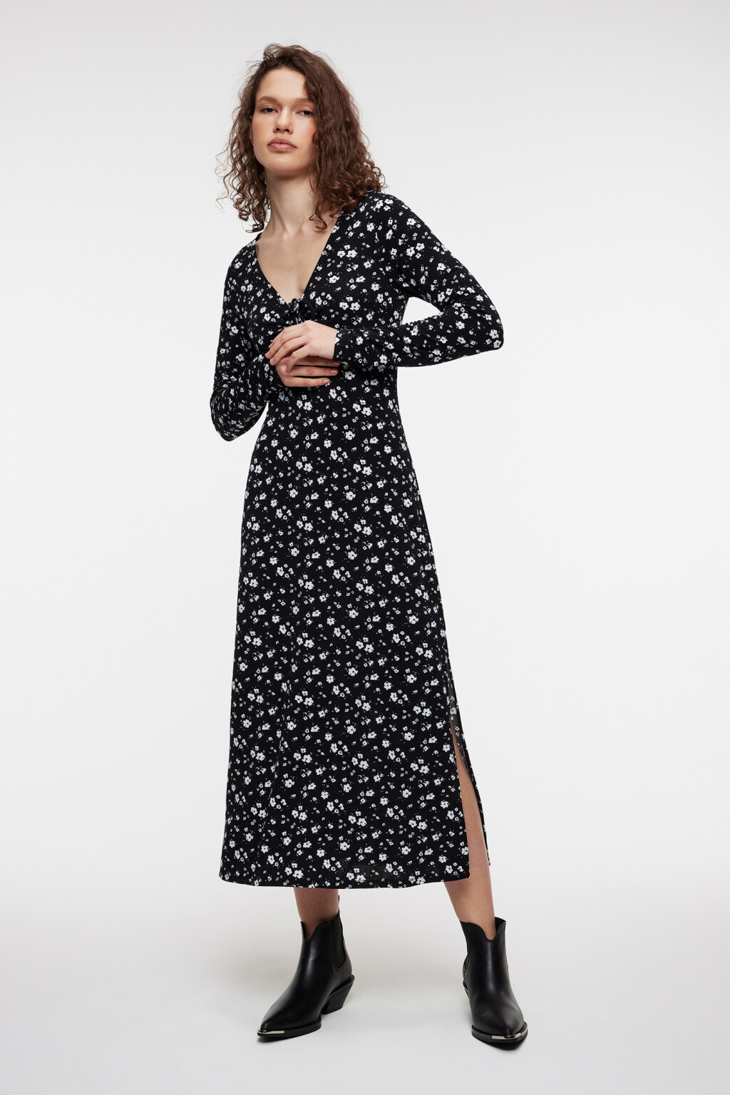 Платье миди с V-вырезом и разрезом на бедре - цвет черный - 4