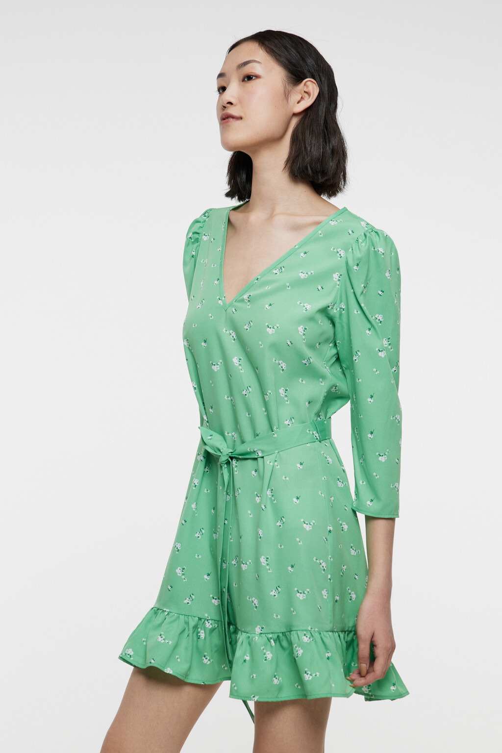 Платье мини с поясом и V-образным вырезом - цвет зеленый - 2