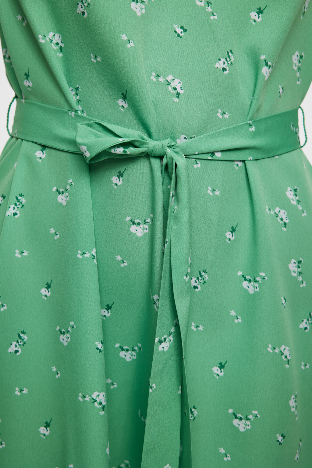 Платье мини с поясом и V-образным вырезом - цвет зеленый - 6