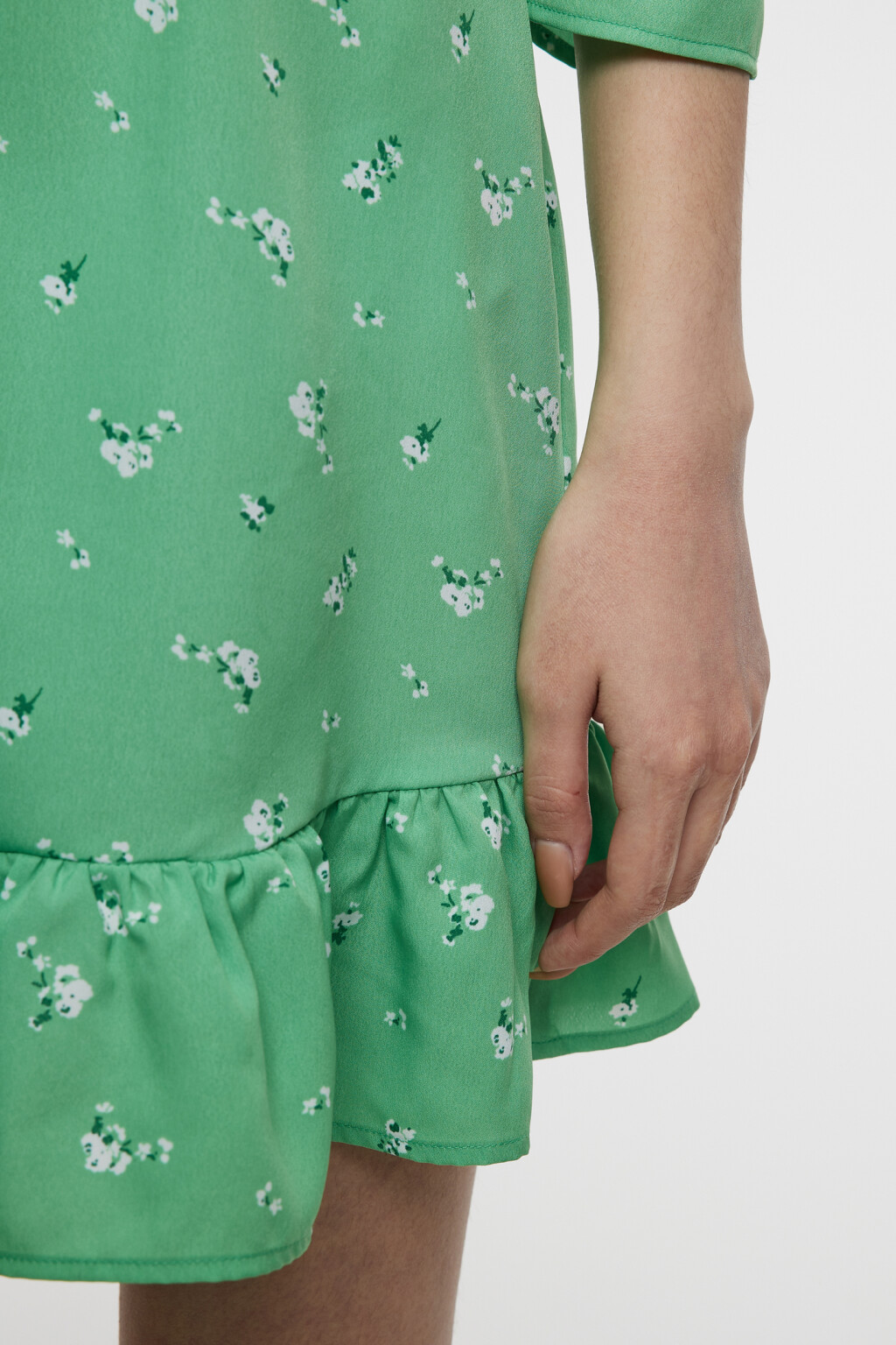 Платье мини с поясом и V-образным вырезом - цвет зеленый - 7