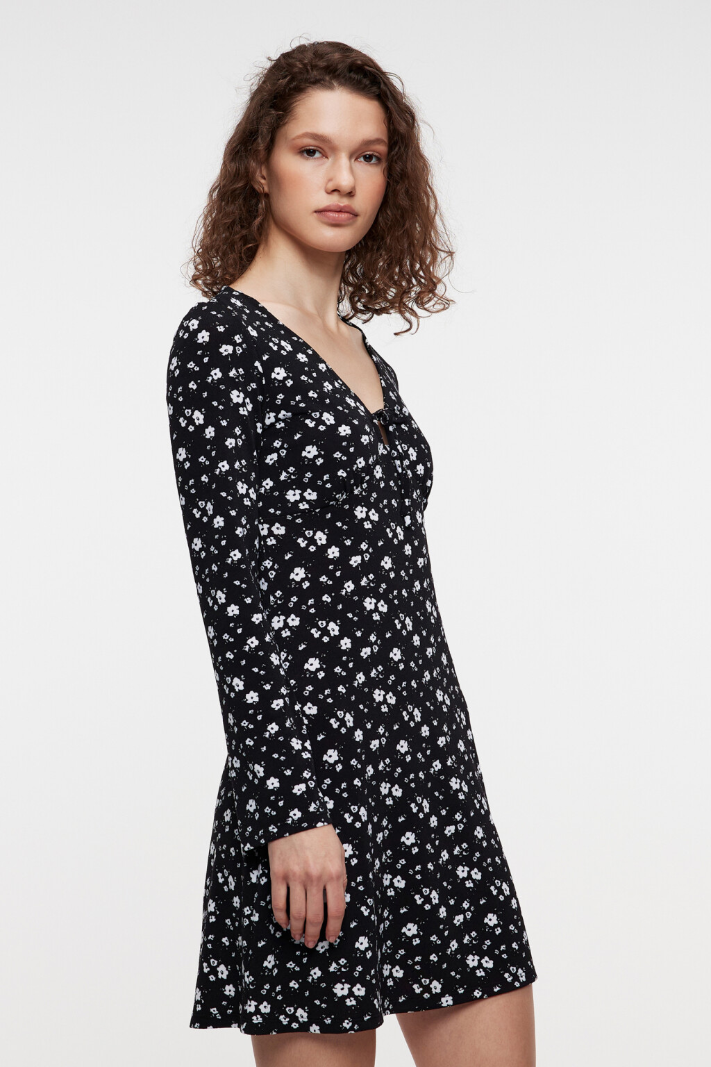 Платье мини приталенное с V-вырезом и завязками на груди - цвет черный - 2