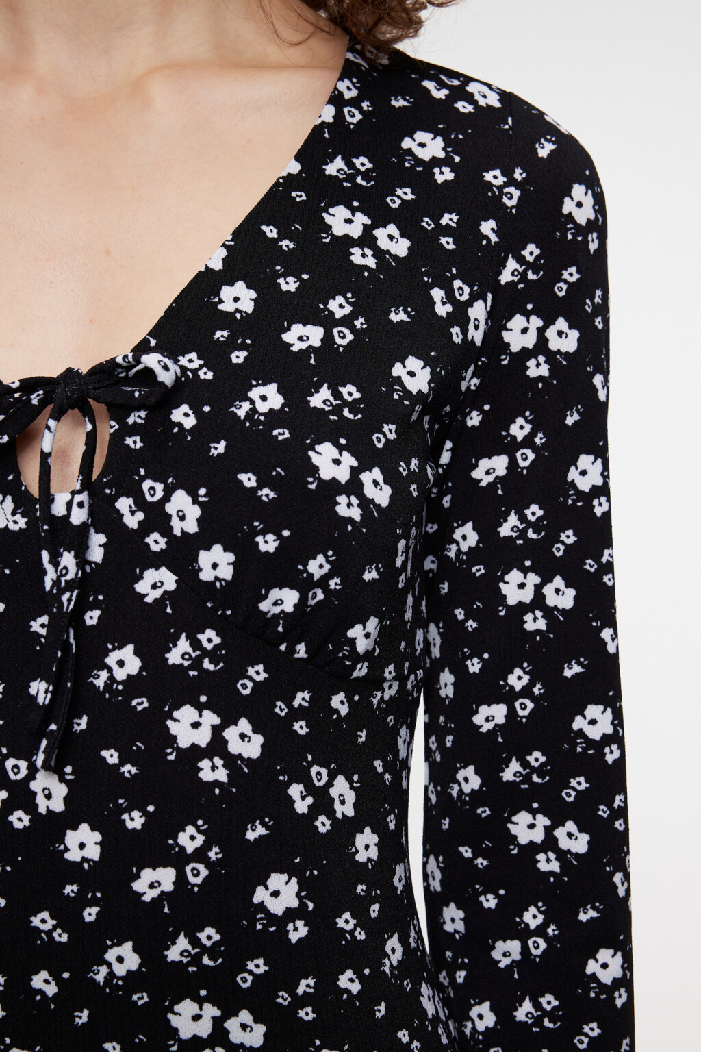 Платье мини приталенное с V-вырезом и завязками на груди - цвет черный - 5