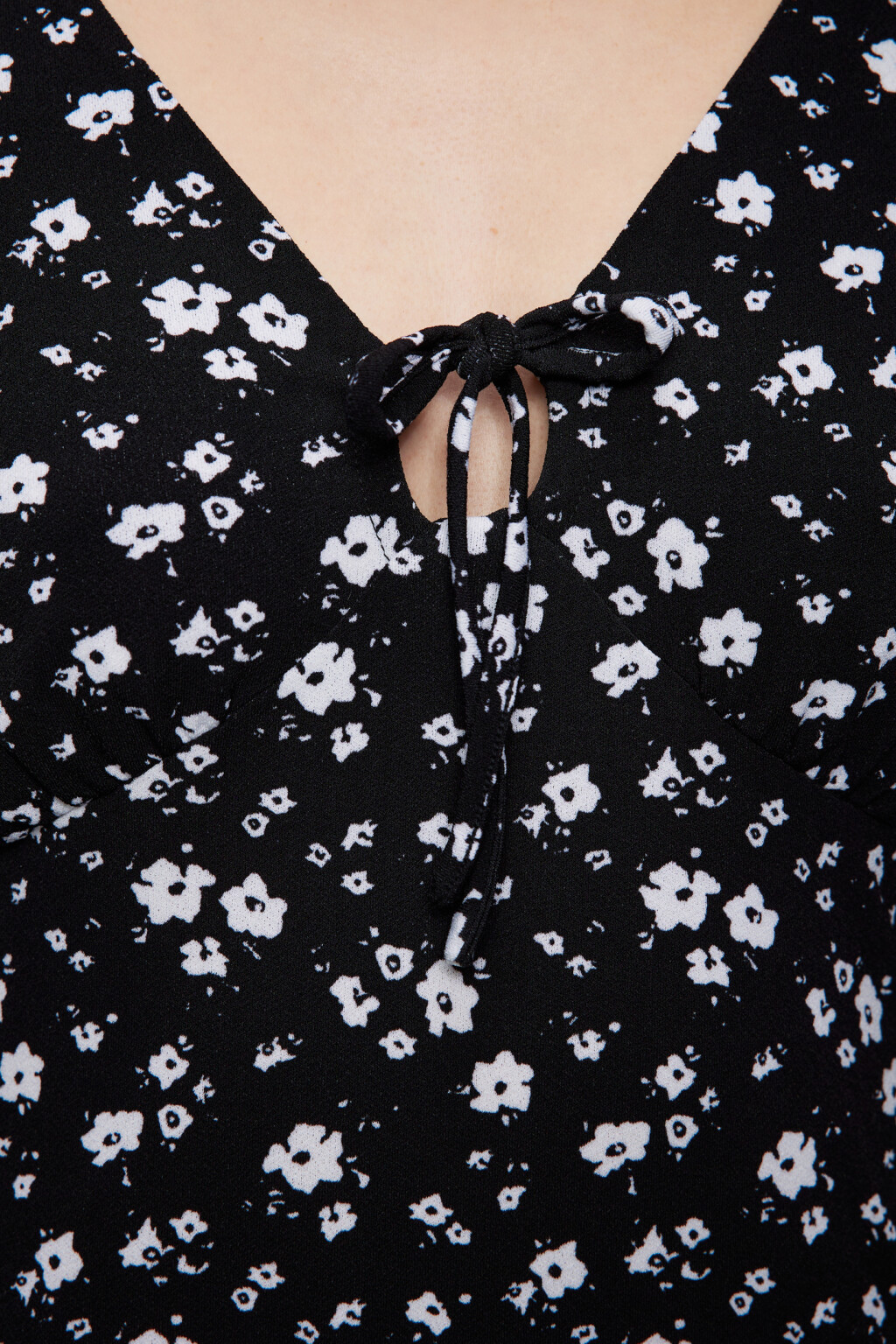 Платье мини приталенное с V-вырезом и завязками на груди - цвет черный - 6