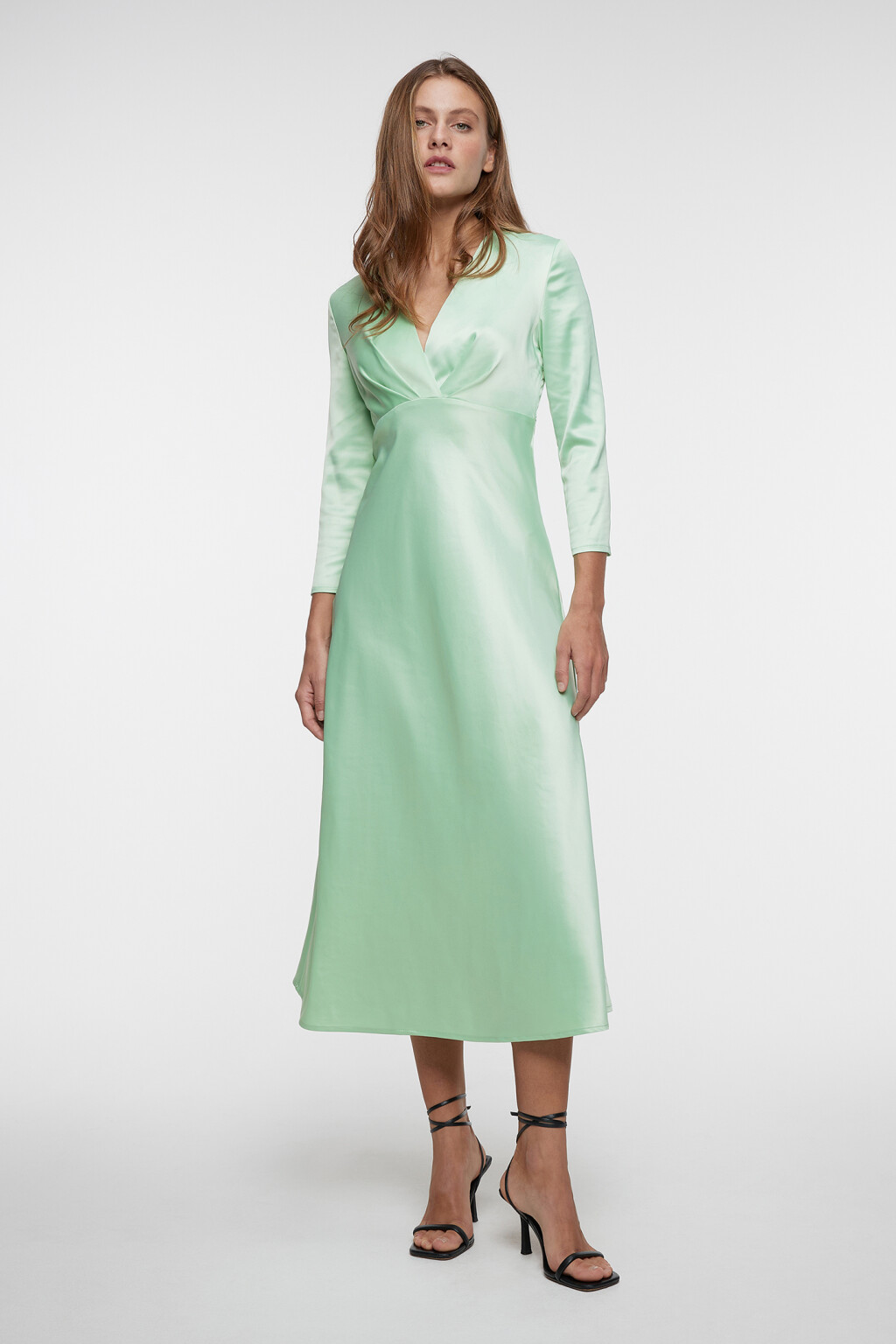 Платье миди атласное приталенное с V-вырезом и запахом - цвет зеленый - 1