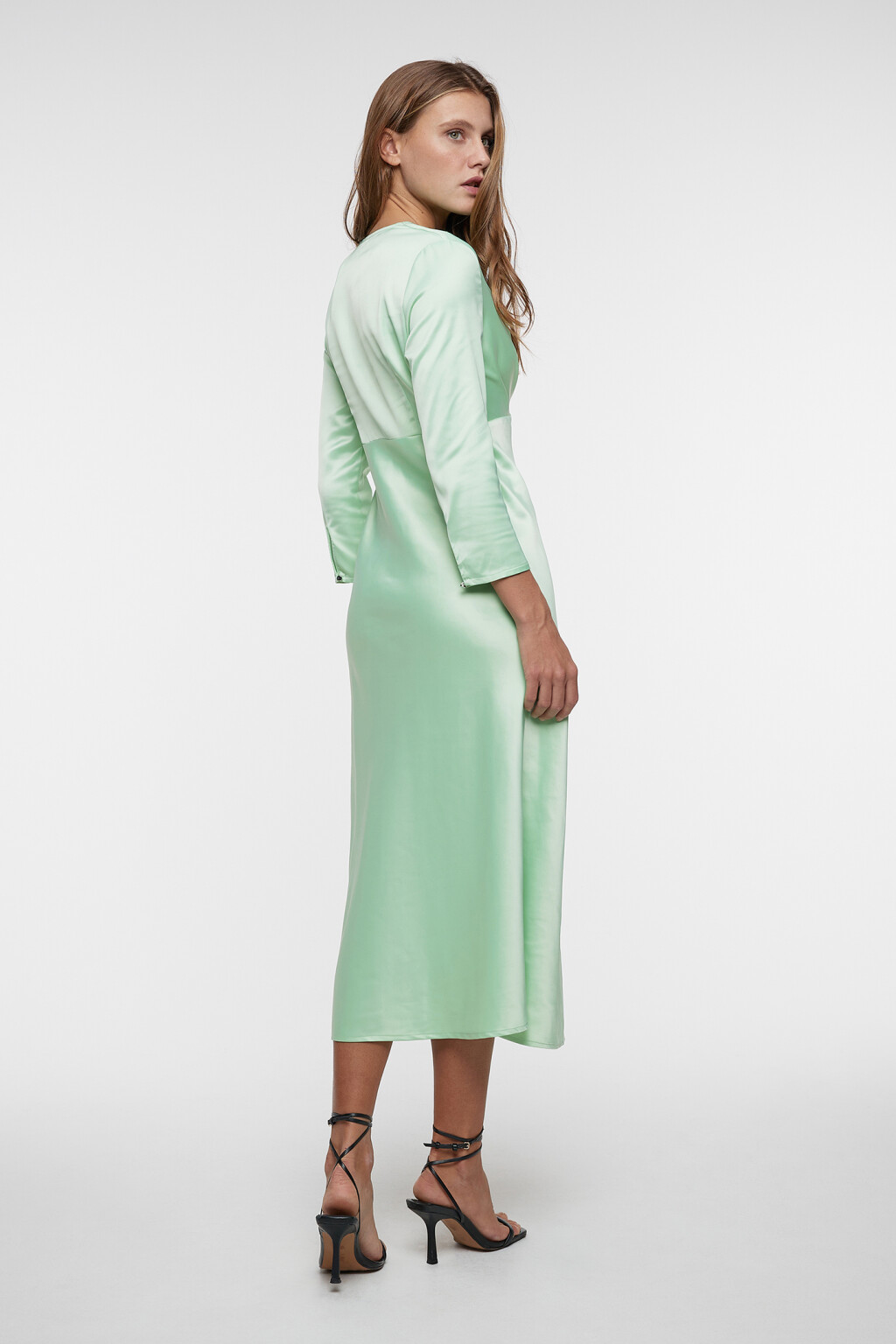 Платье миди атласное приталенное с V-вырезом и запахом - цвет зеленый - 2