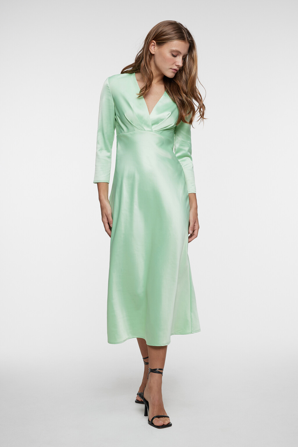 Платье миди атласное приталенное с V-вырезом и запахом - цвет зеленый - 6