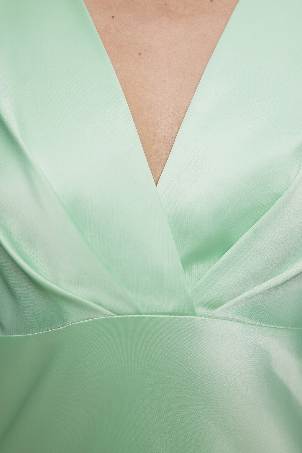 Платье миди атласное приталенное с V-вырезом и запахом - цвет зеленый - 4