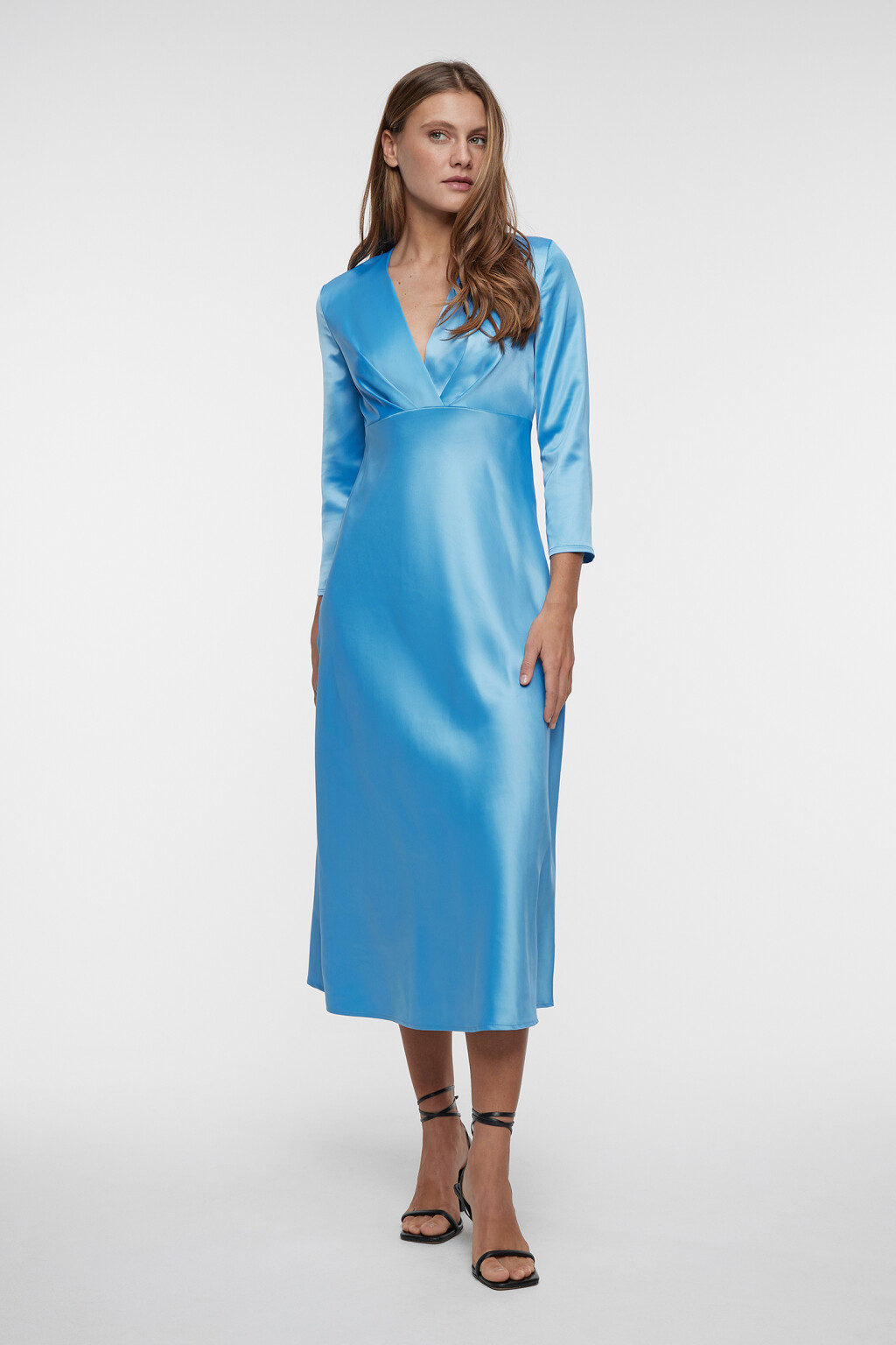 Платье миди атласное приталенное с V-вырезом и запахом - цвет голубой - 5