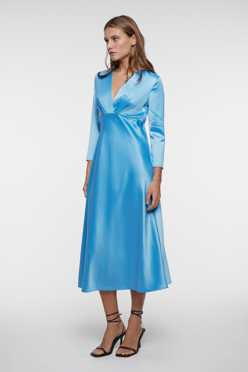 Платье миди атласное приталенное с V-вырезом и запахом - цвет голубой - 1