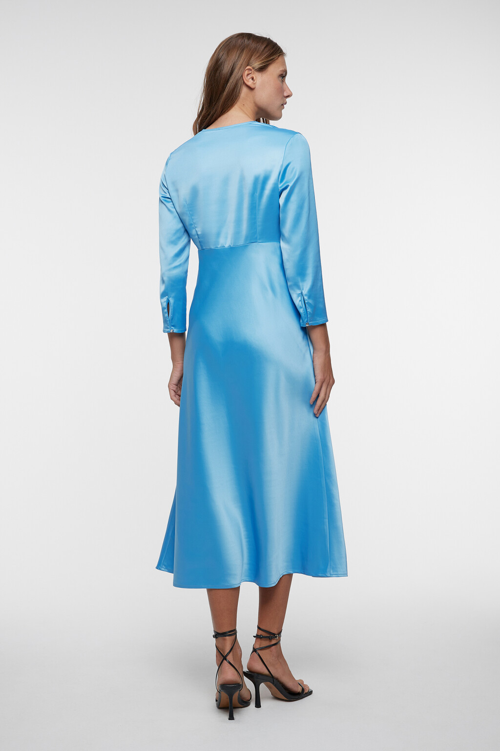 Платье миди атласное приталенное с V-вырезом и запахом - цвет голубой - 2