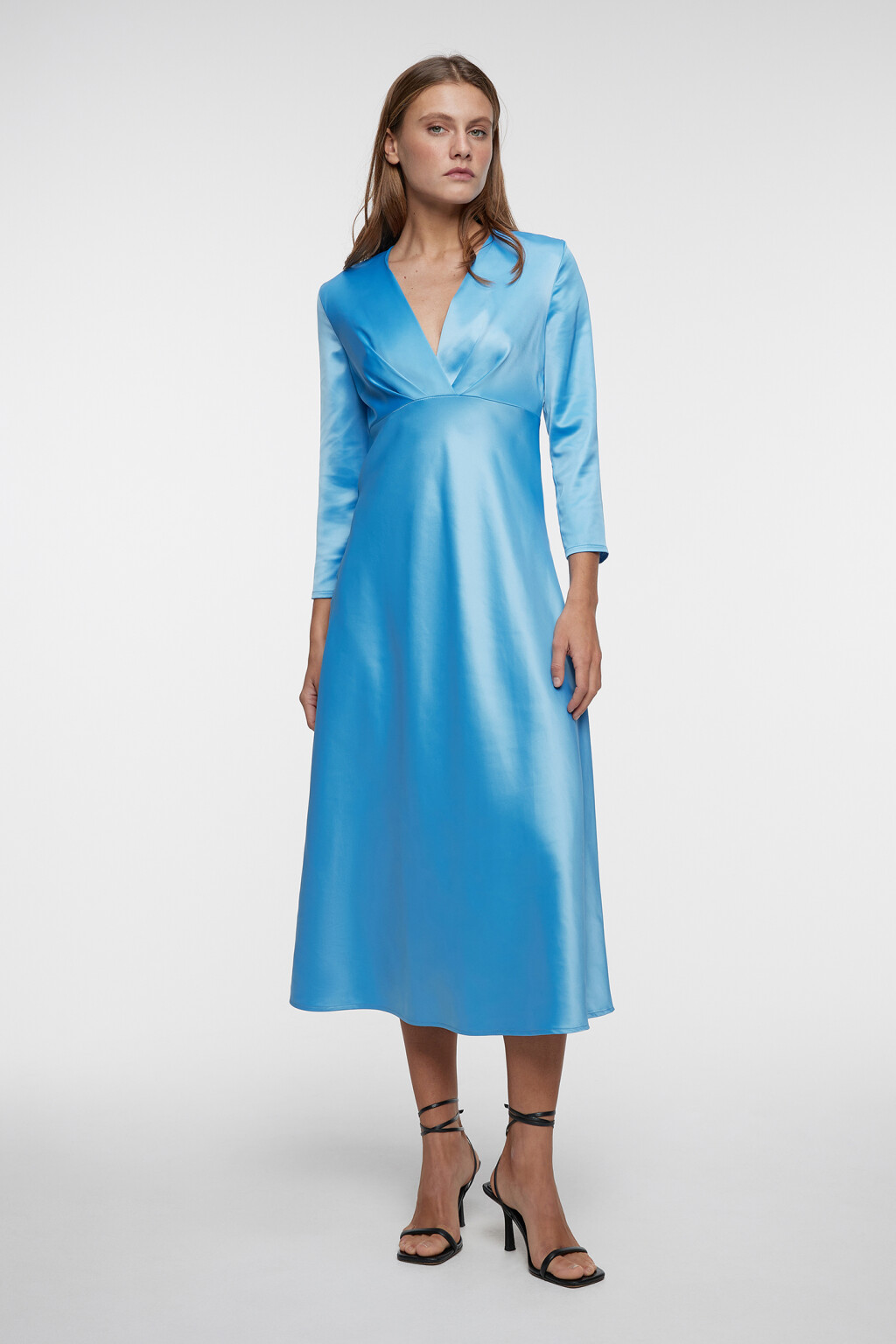 Платье миди атласное приталенное с V-вырезом и запахом - цвет голубой - 6