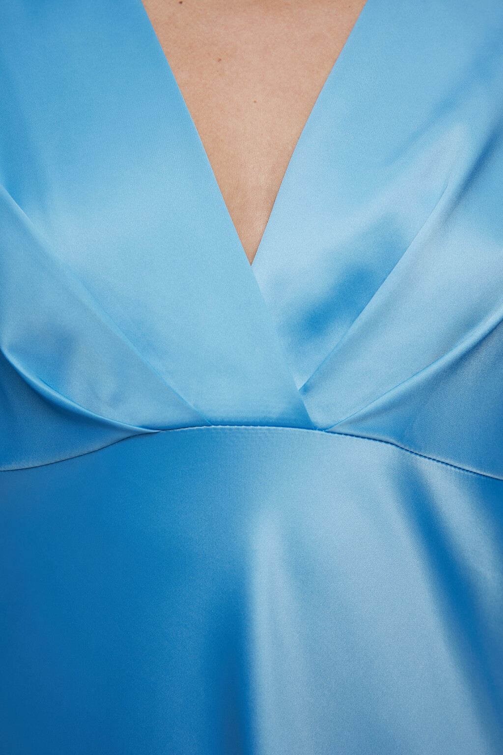 Платье миди атласное приталенное с V-вырезом и запахом - цвет голубой - 7