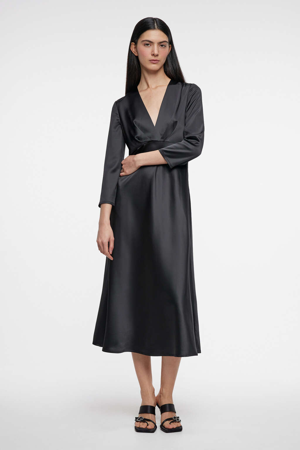 Платье миди атласное приталенное с V-вырезом и запахом - цвет черный - 1