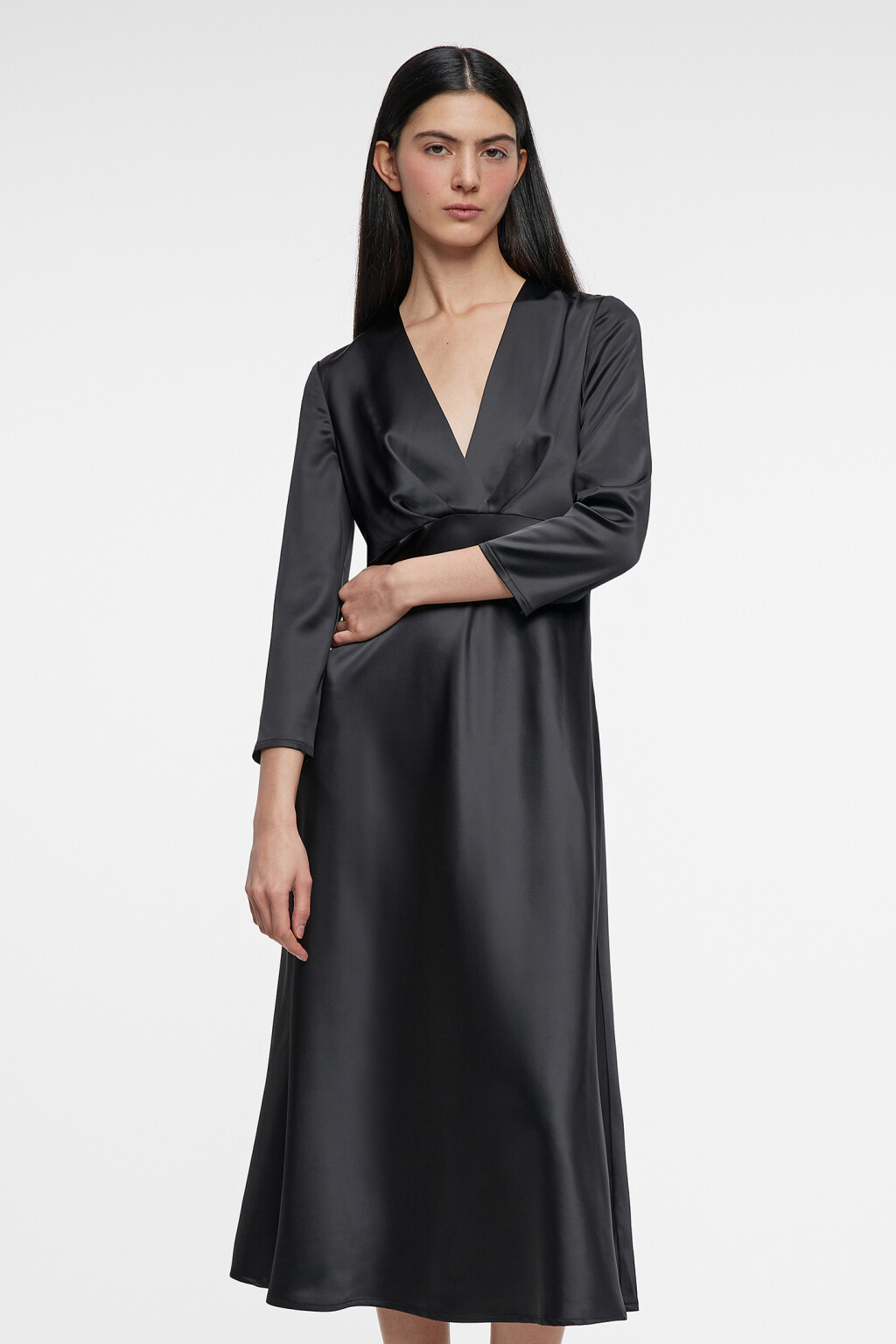 Платье миди атласное приталенное с V-вырезом и запахом - цвет черный - 8