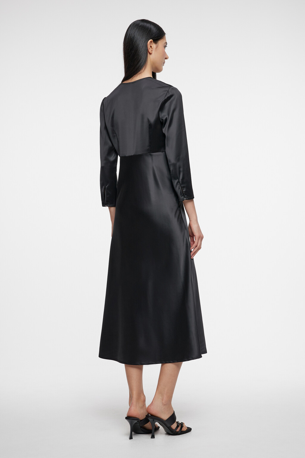 Платье миди атласное приталенное с V-вырезом и запахом - цвет черный - 3