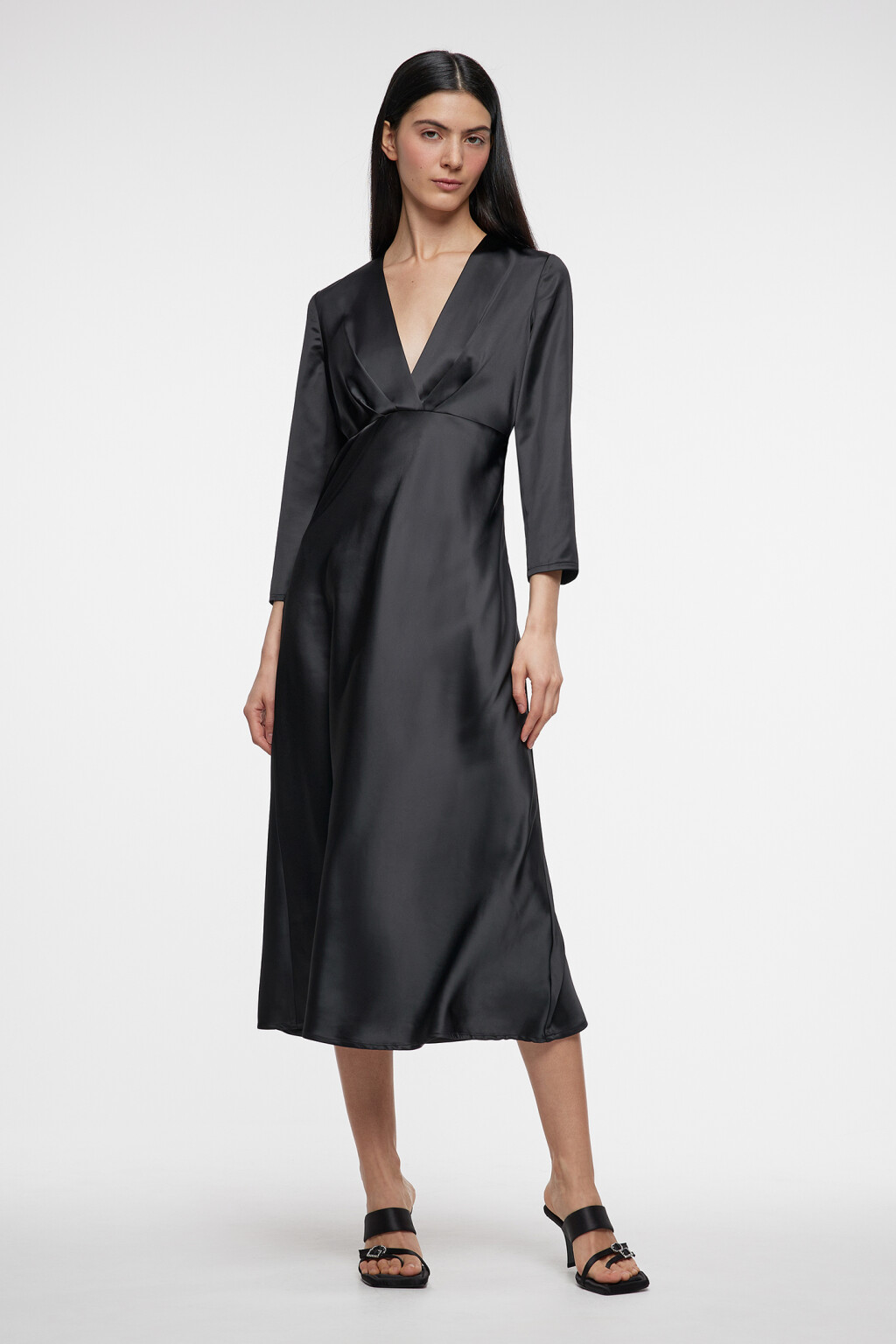 Платье миди атласное приталенное с V-вырезом и запахом - цвет черный - 4