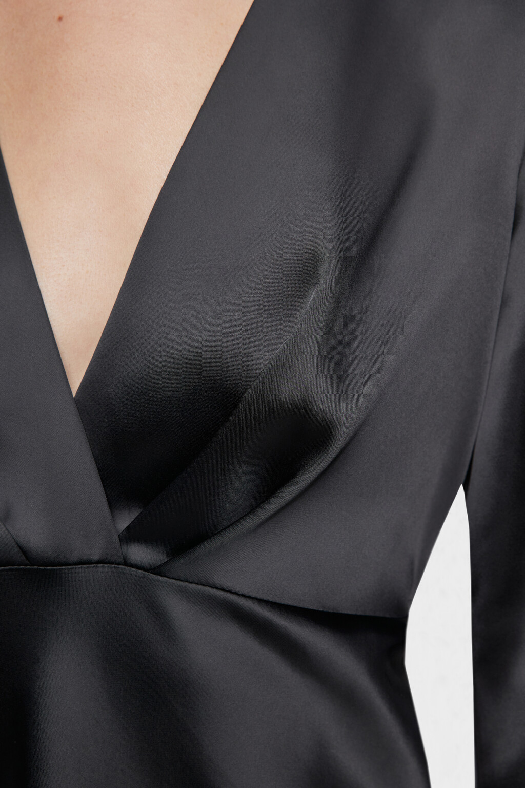 Платье миди атласное приталенное с V-вырезом и запахом - цвет черный - 5