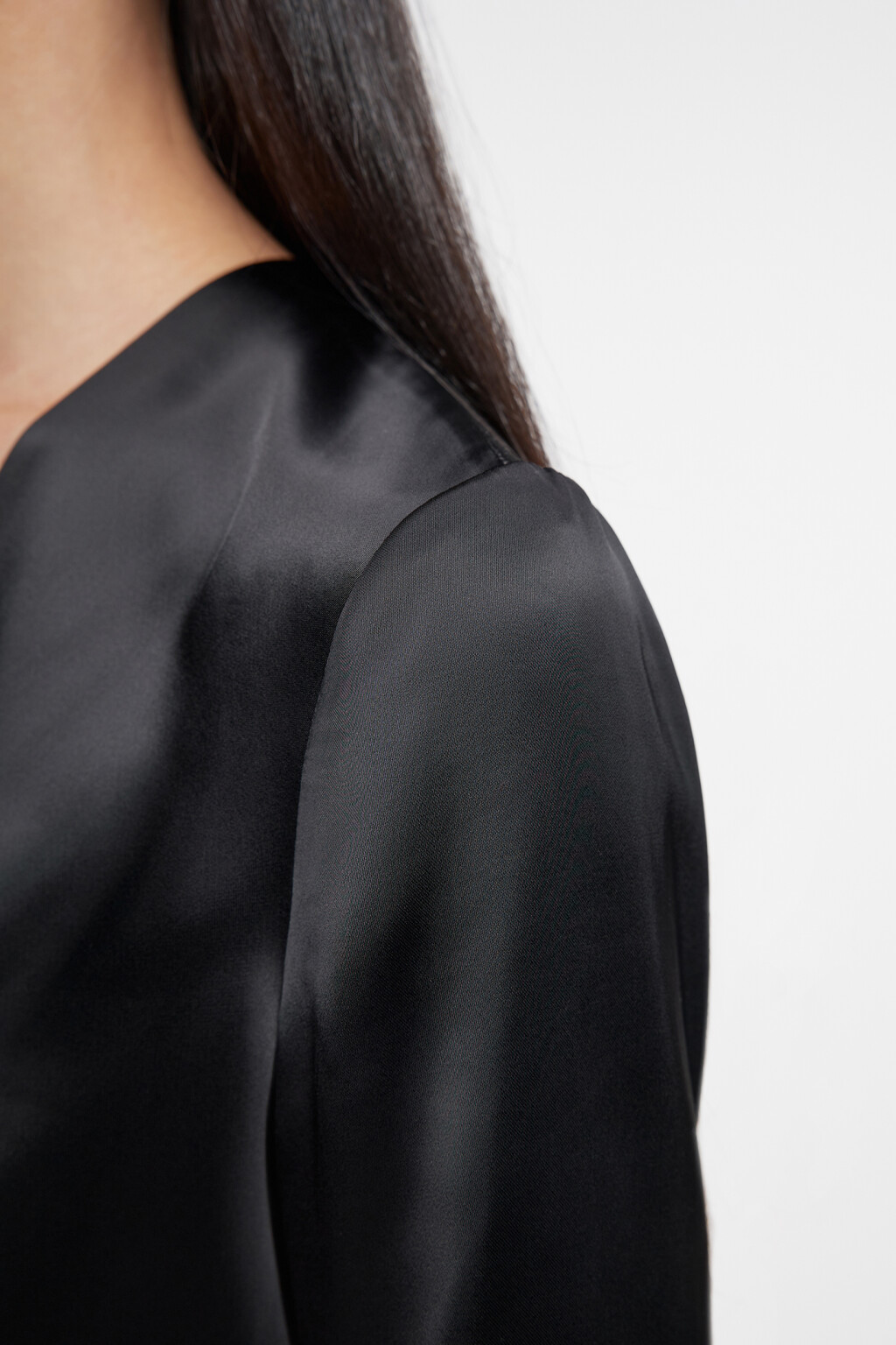 Платье миди атласное приталенное с V-вырезом и запахом - цвет черный - 6