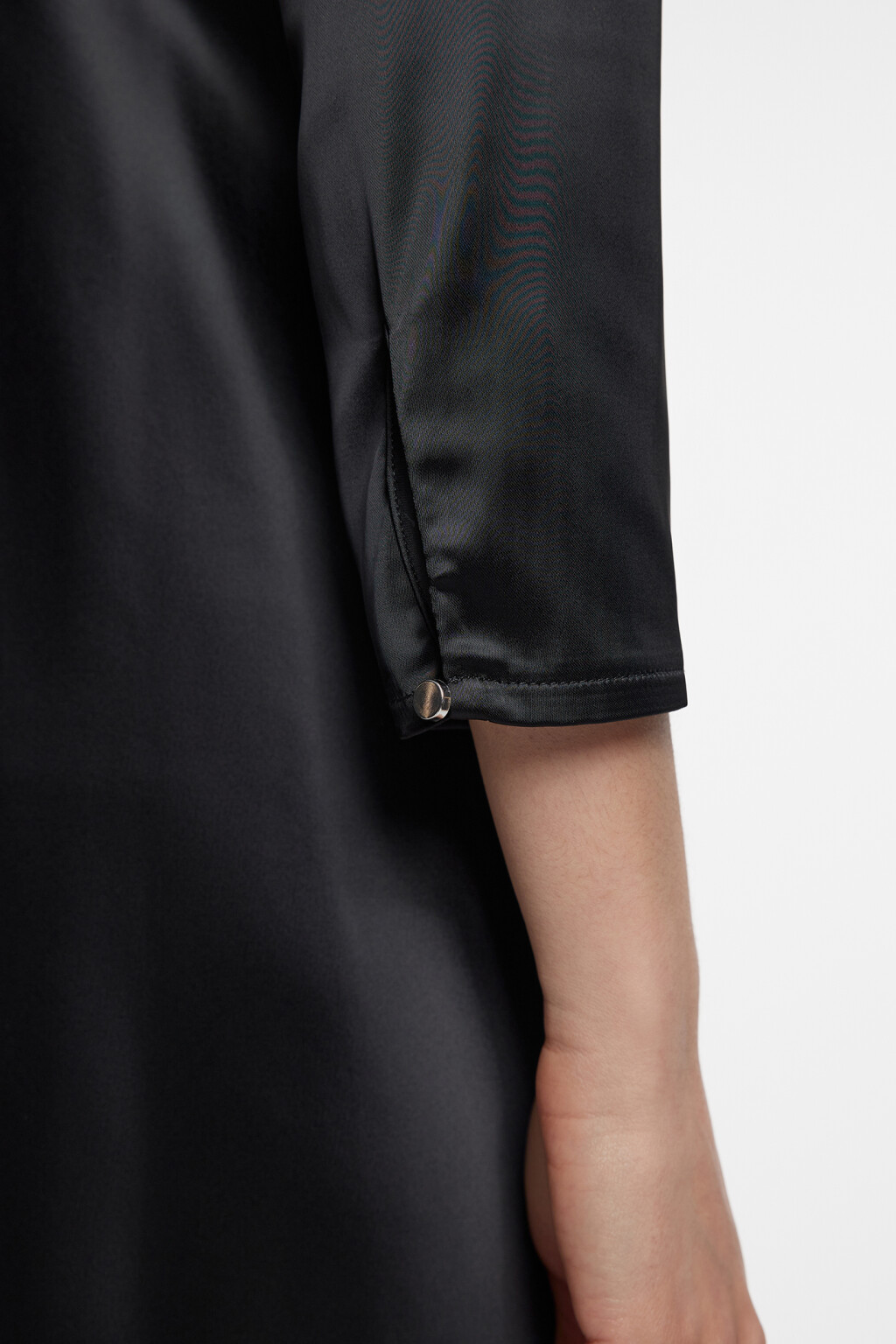 Платье миди атласное приталенное с V-вырезом и запахом - цвет черный - 7