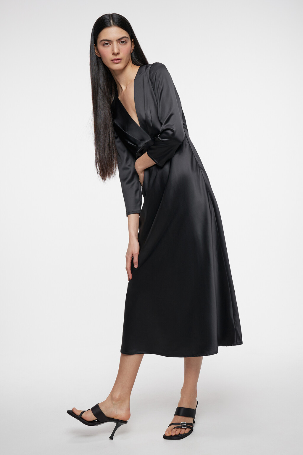 Платье миди атласное приталенное с V-вырезом и запахом - цвет черный - 9