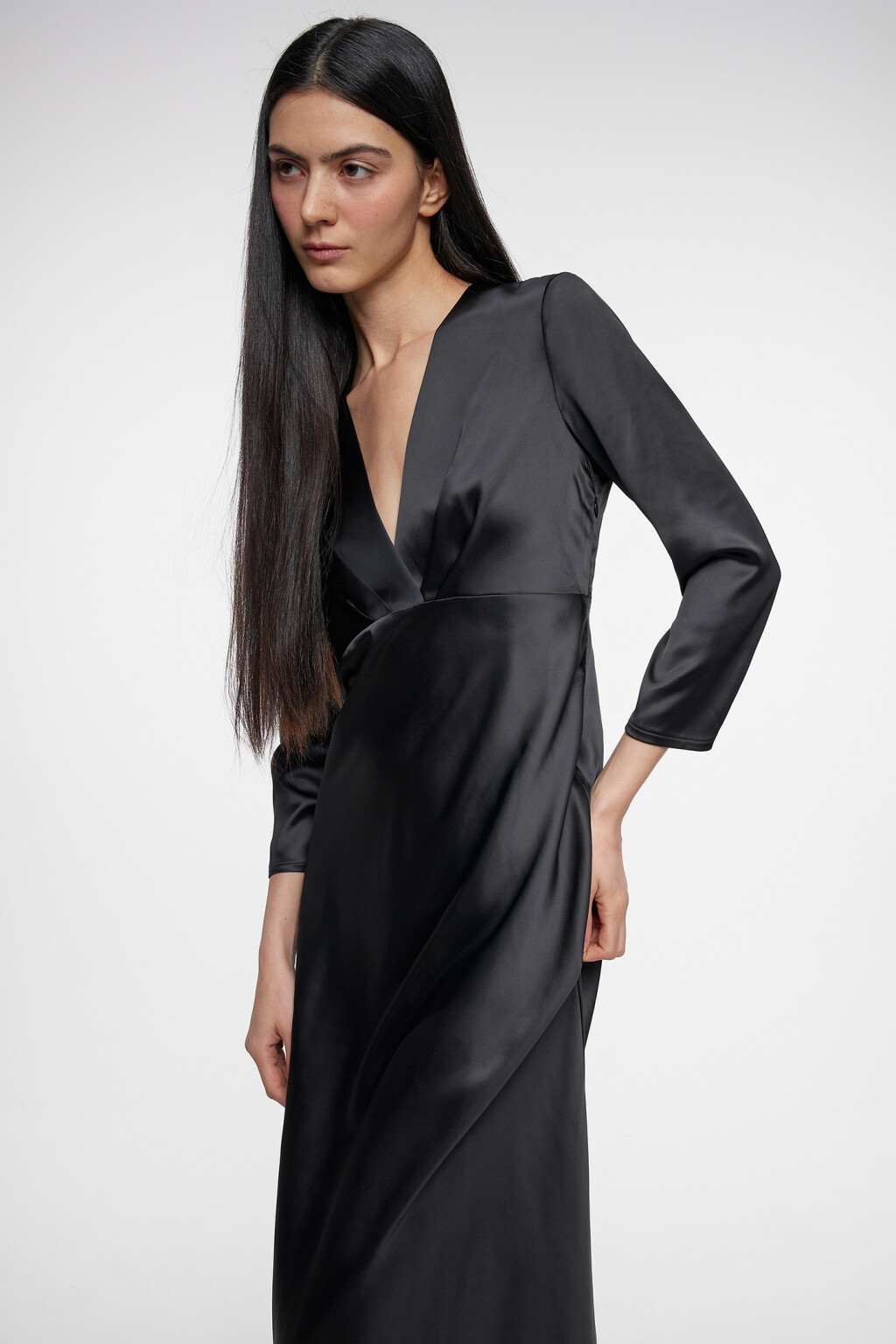 Платье миди атласное приталенное с V-вырезом и запахом - цвет черный - 10
