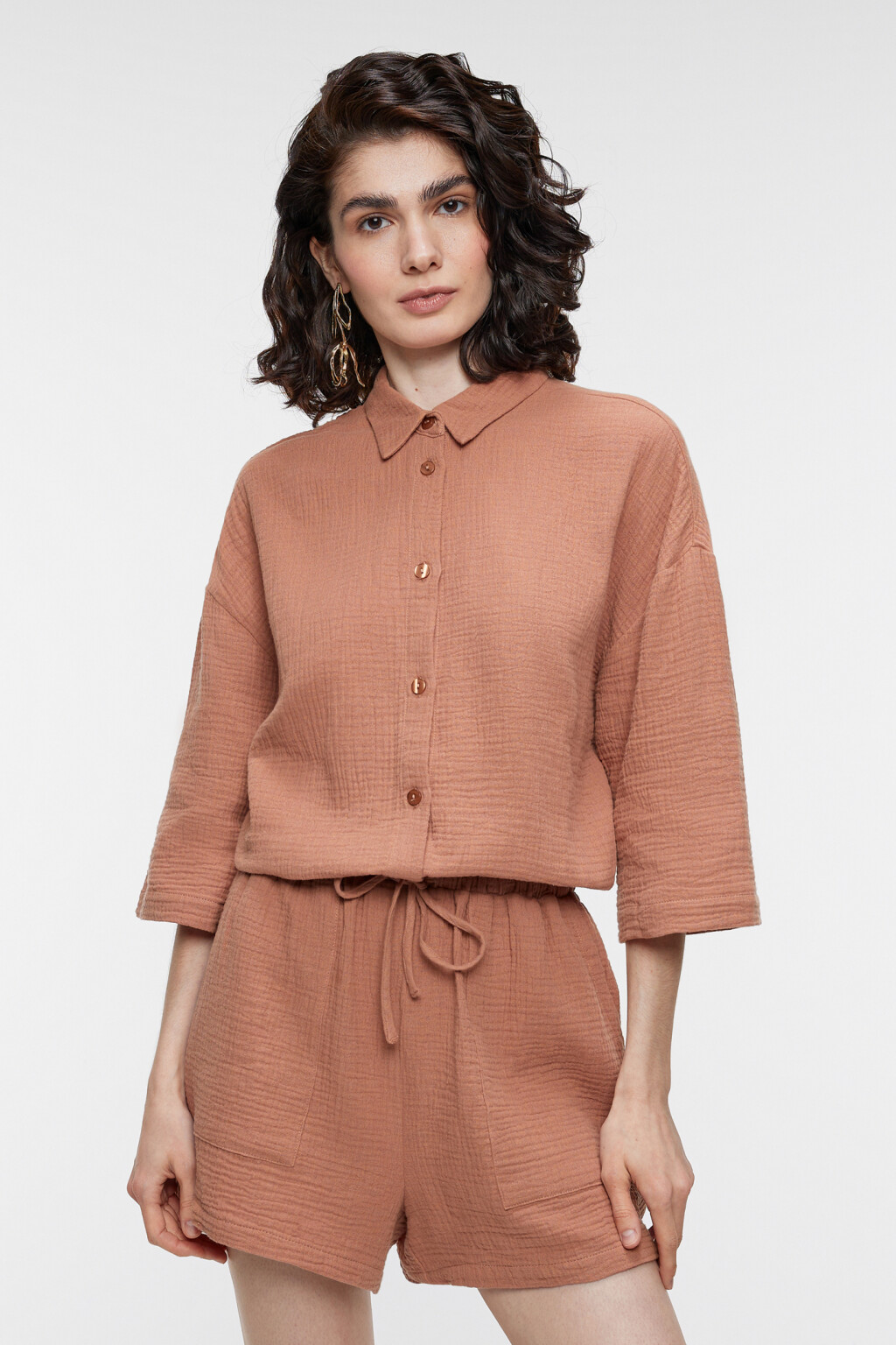 Комбинезон приталенный с рубашечным верхом и шортами - цвет бежевый - 2
