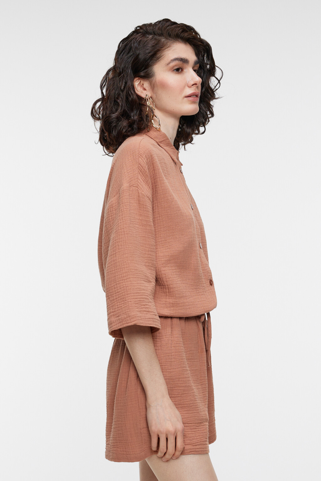 Комбинезон приталенный с рубашечным верхом и шортами - цвет бежевый - 3