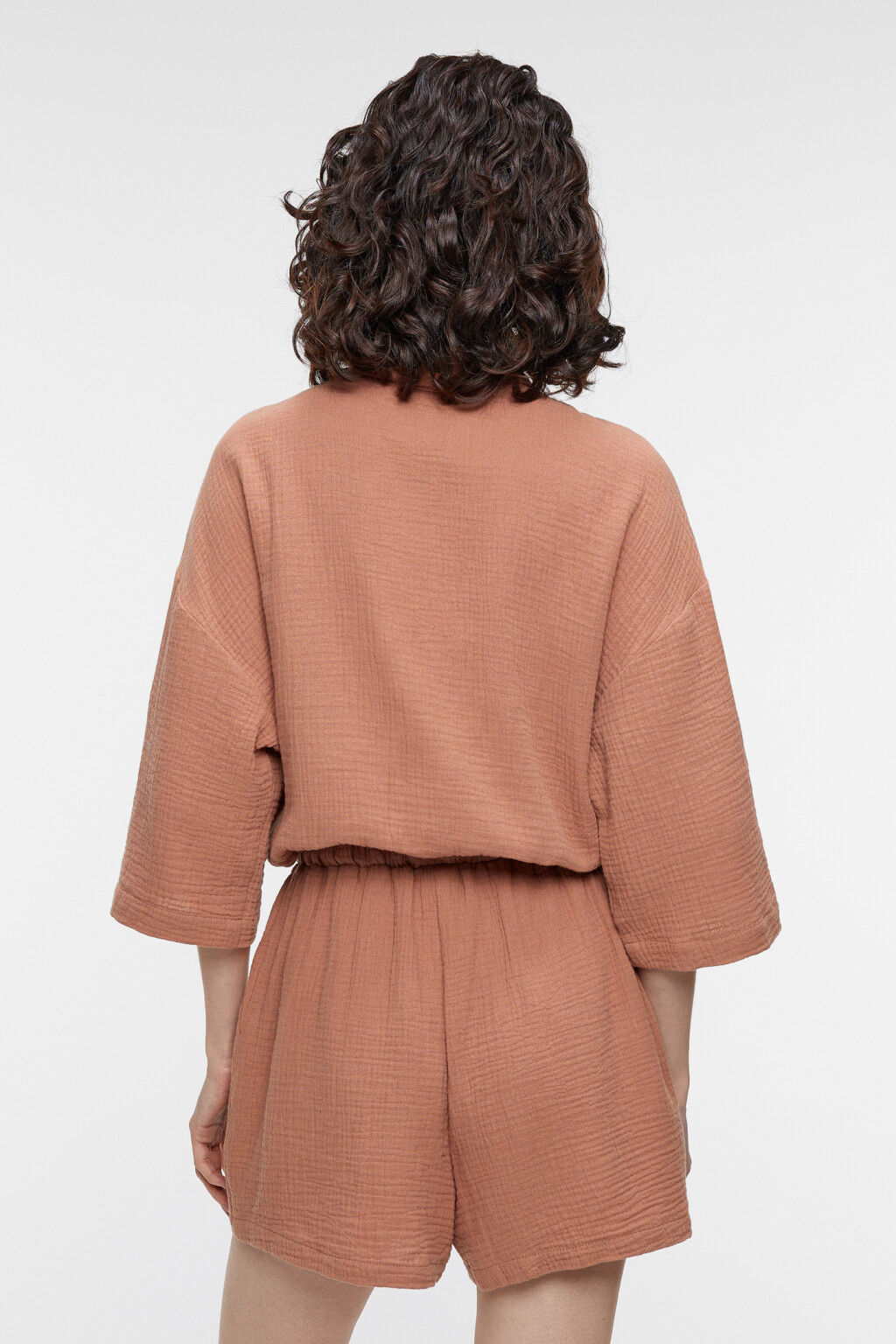 Комбинезон приталенный с рубашечным верхом и шортами - цвет бежевый - 4