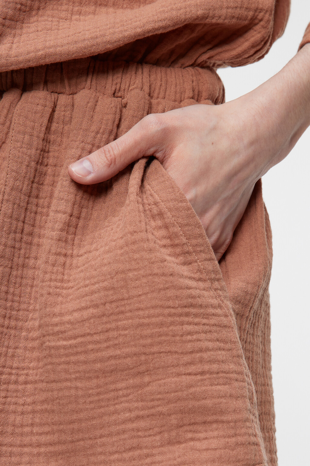 Комбинезон приталенный с рубашечным верхом и шортами - цвет бежевый - 6