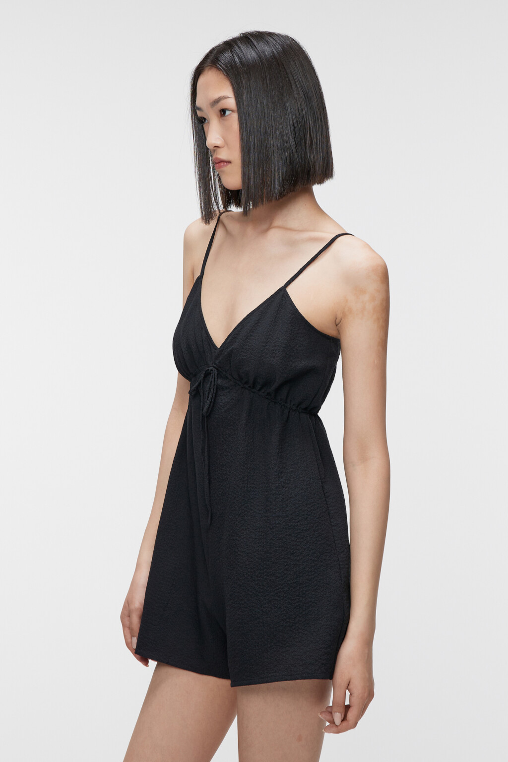 Полукомбинезон мини приталенный на тонких бретельках - цвет черный - 2