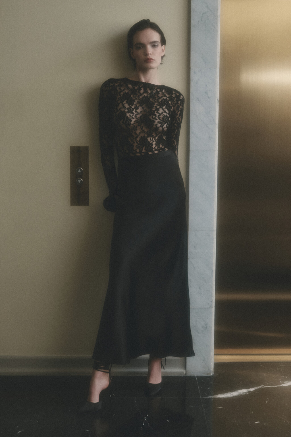 Юбка-трапеция макси атласная со средней посадкой - цвет черный - 7