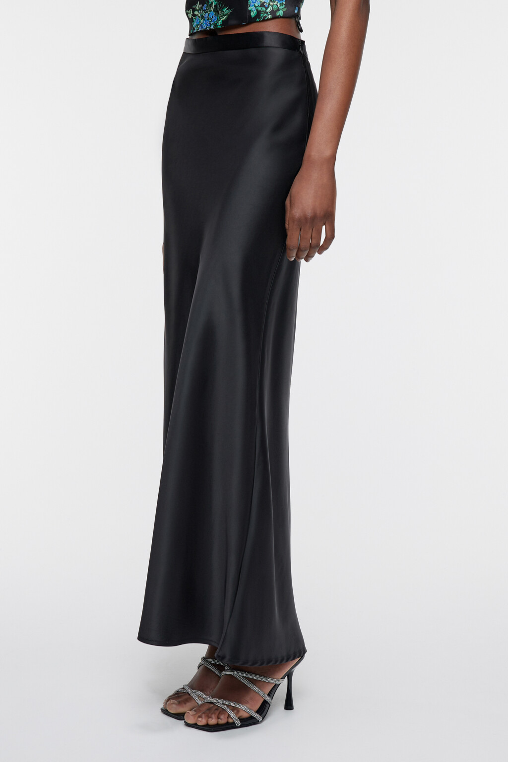 Юбка-трапеция макси атласная со средней посадкой - цвет черный - 2