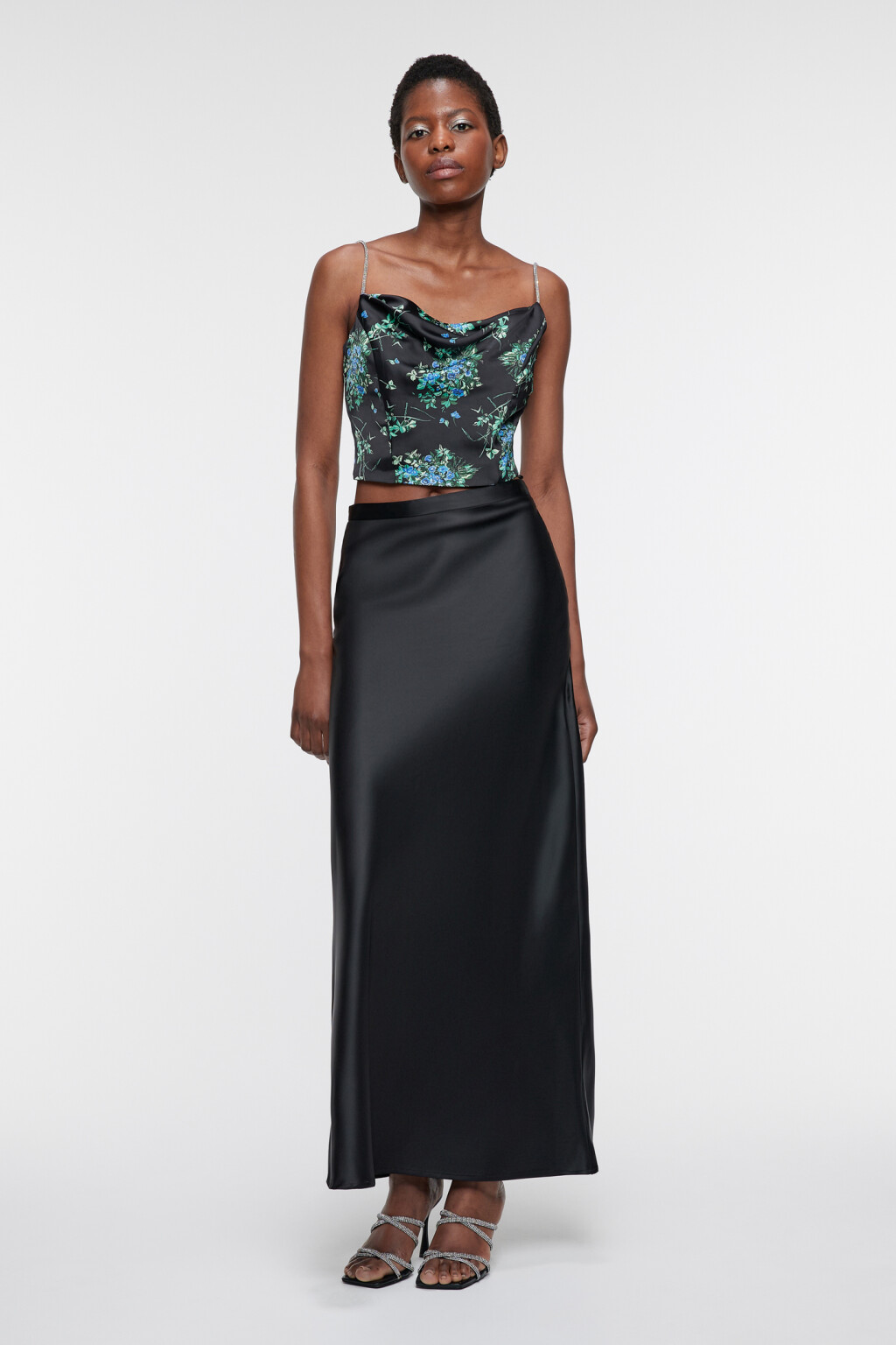 Юбка-трапеция макси атласная со средней посадкой - цвет черный - 4