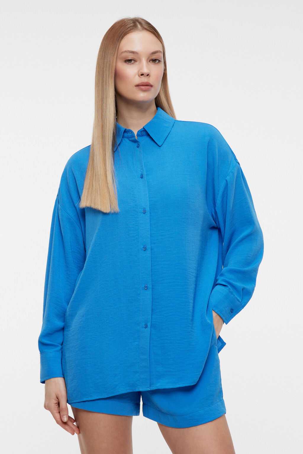 Блузка-рубашка oversize однотонная с мятым эффектом - цвет синий - 2