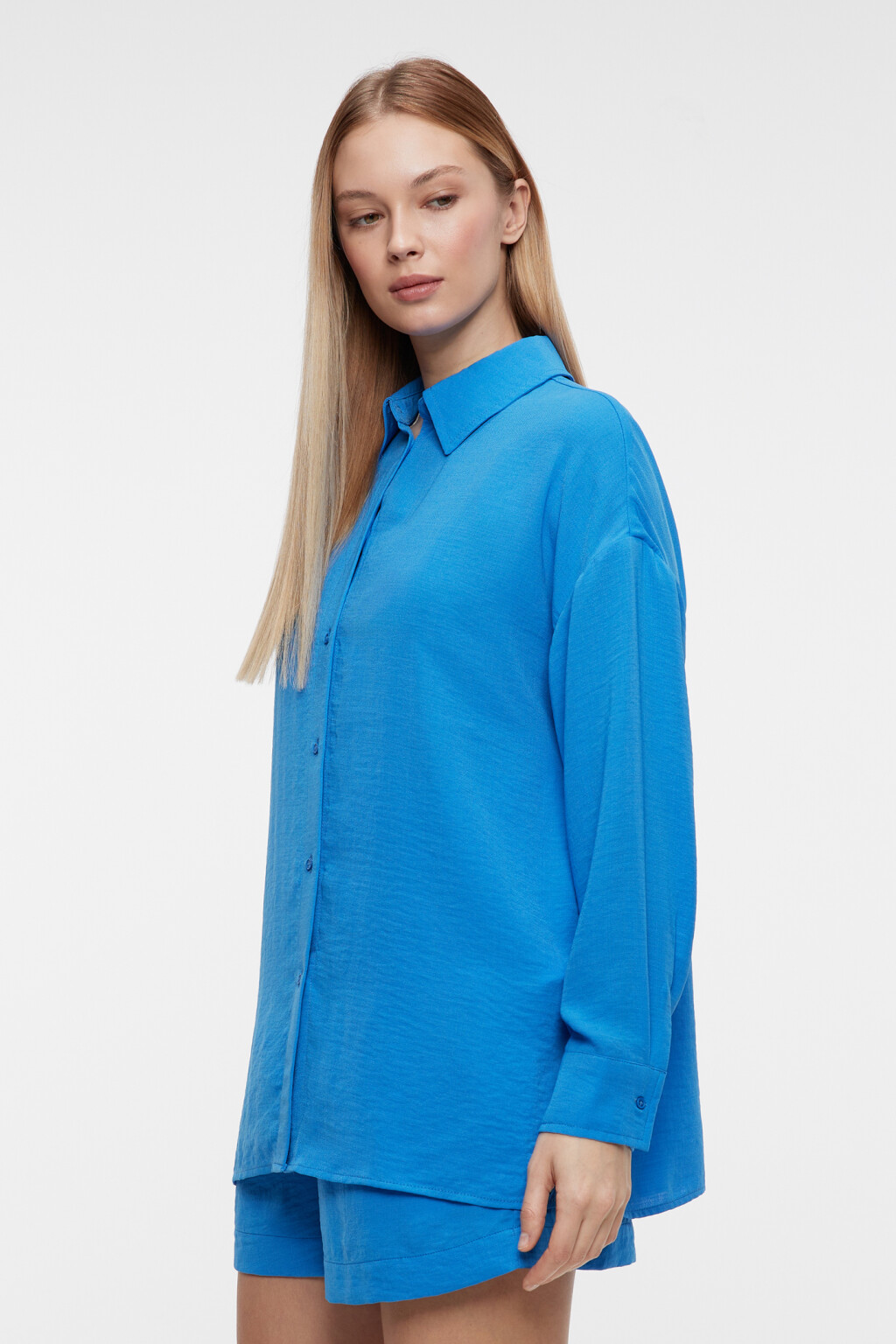 Блузка-рубашка oversize однотонная с мятым эффектом - цвет синий - 3