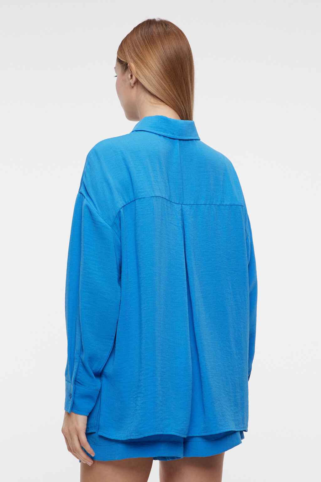 Блузка-рубашка oversize однотонная с мятым эффектом - цвет синий - 4