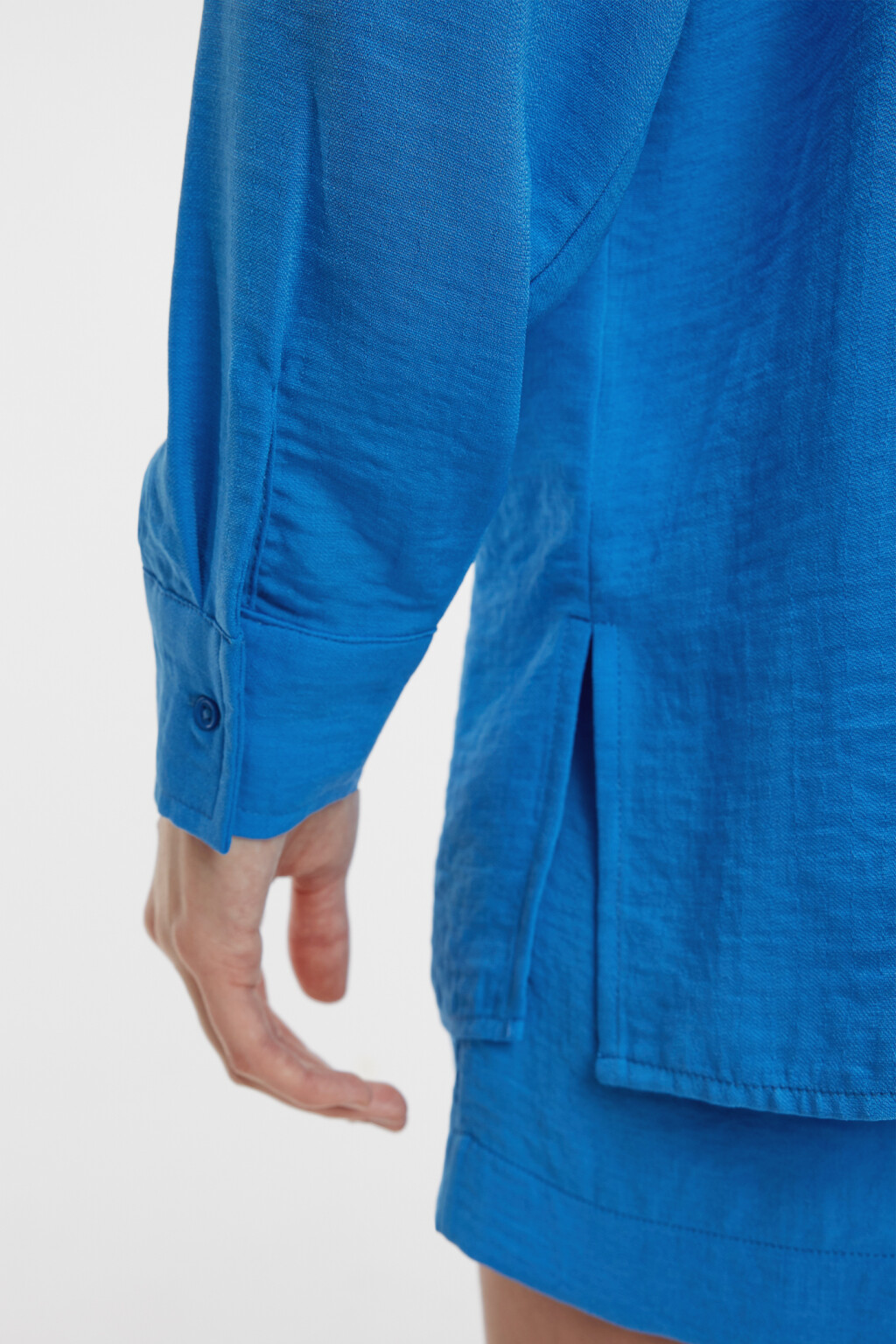 Блузка-рубашка oversize однотонная с мятым эффектом - цвет синий - 7