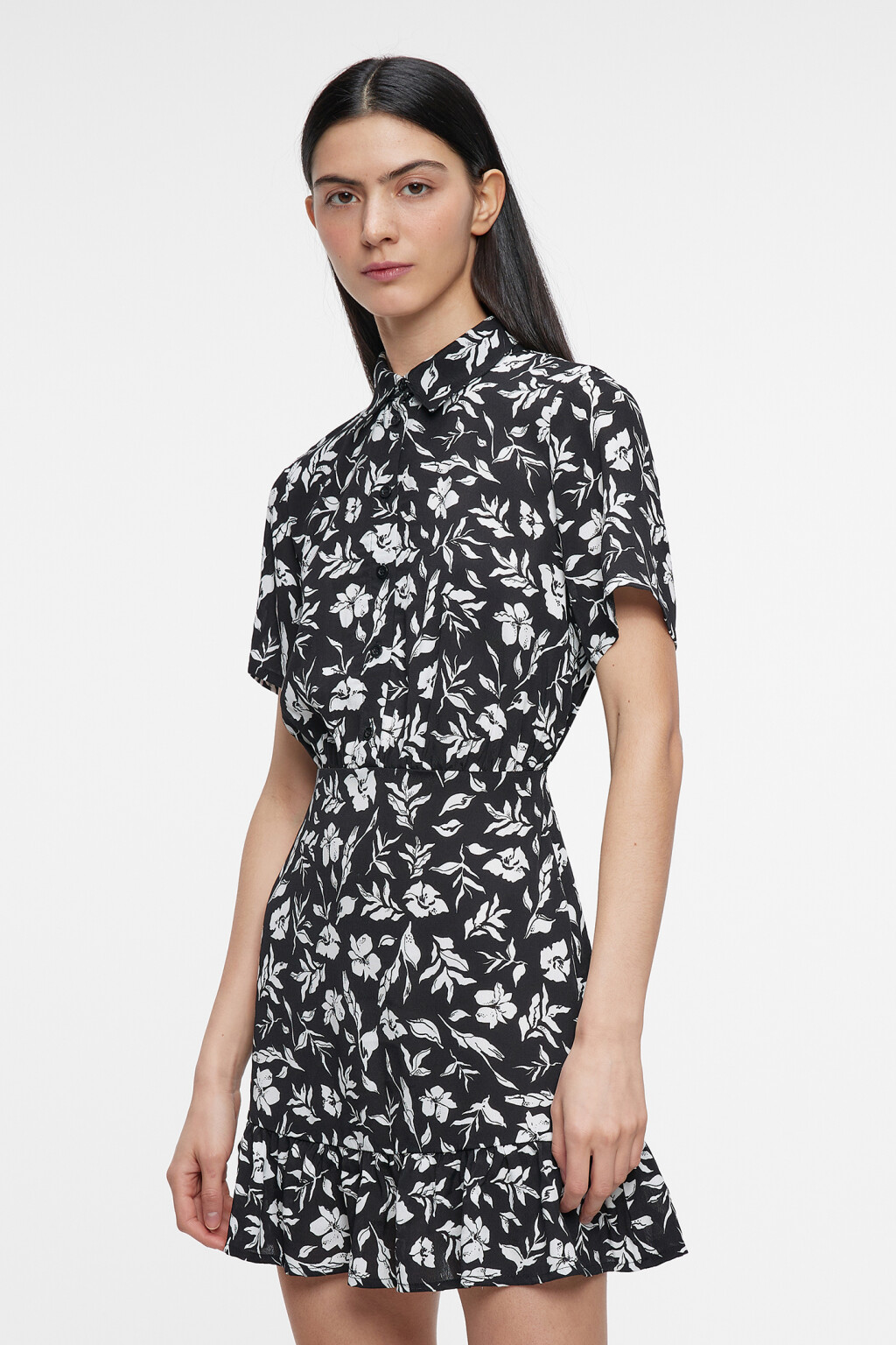 Платье-рубашка мини приталенное с оборками - цвет черный - 3