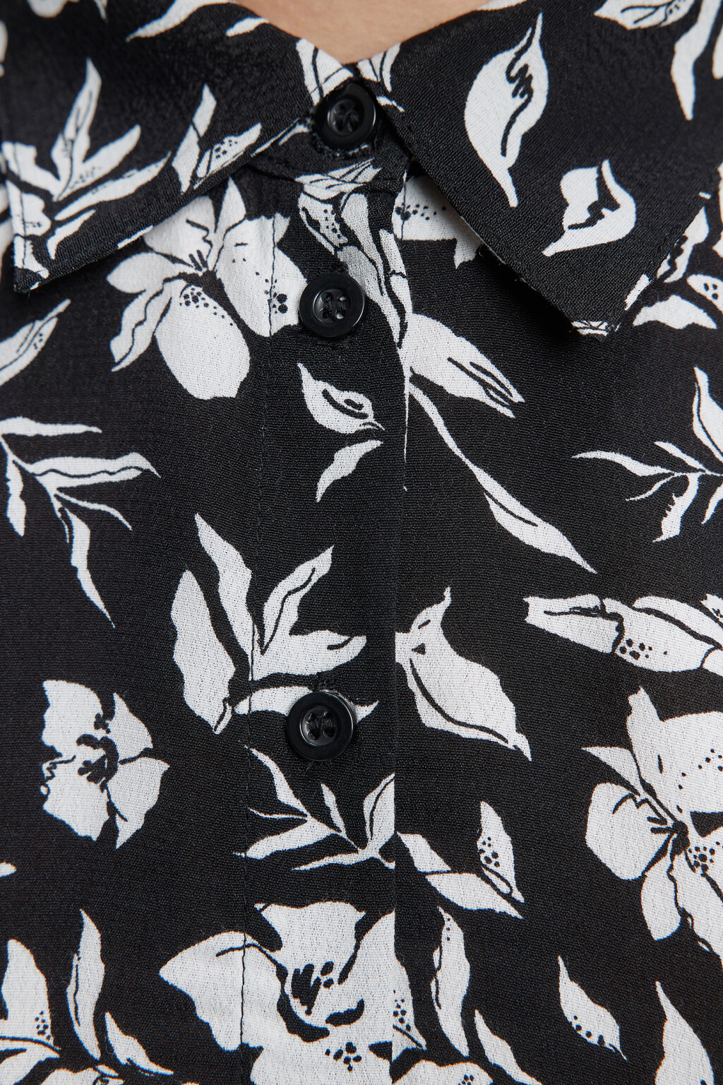 Платье-рубашка мини приталенное с оборками - цвет черный - 5