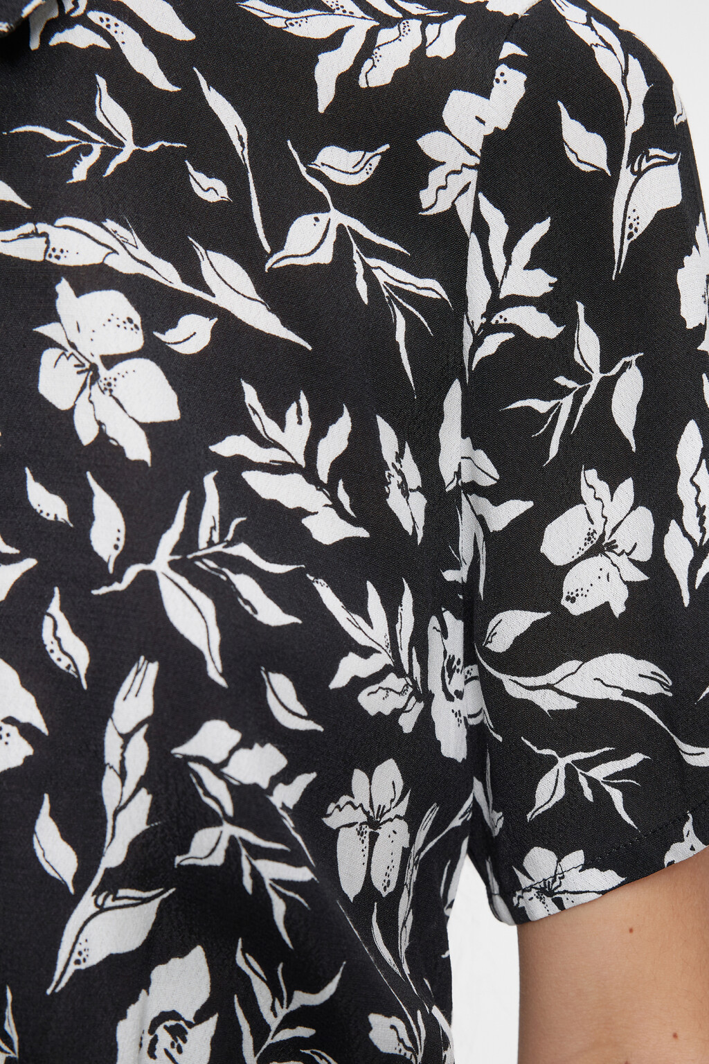 Платье-рубашка мини приталенное с оборками - цвет черный - 6