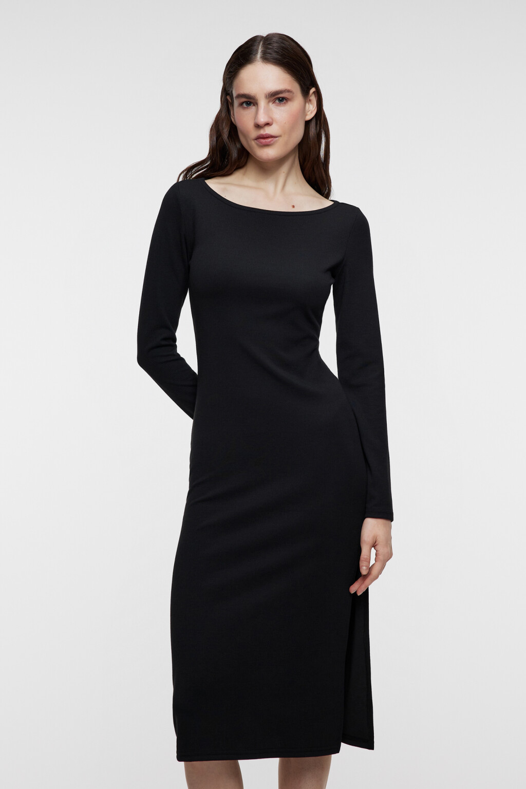 Платье-лапша миди в рубчик с разрезом на бедре - цвет черный - 1