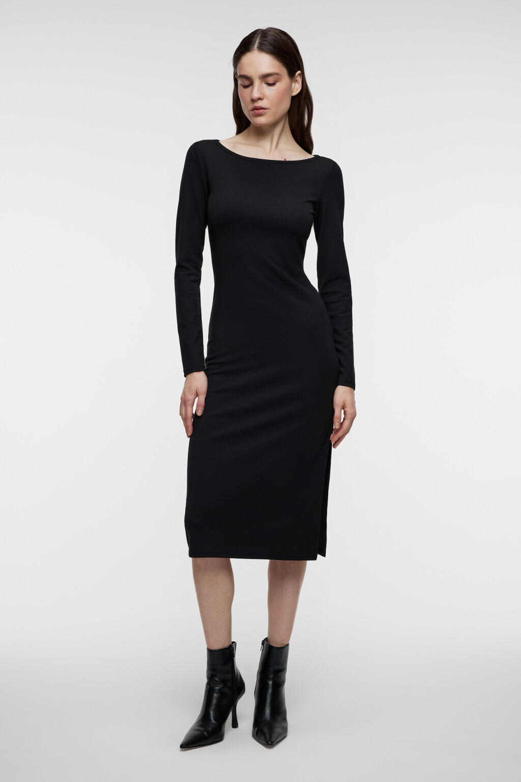 Платье-лапша миди в рубчик с разрезом на бедре - цвет черный - 4