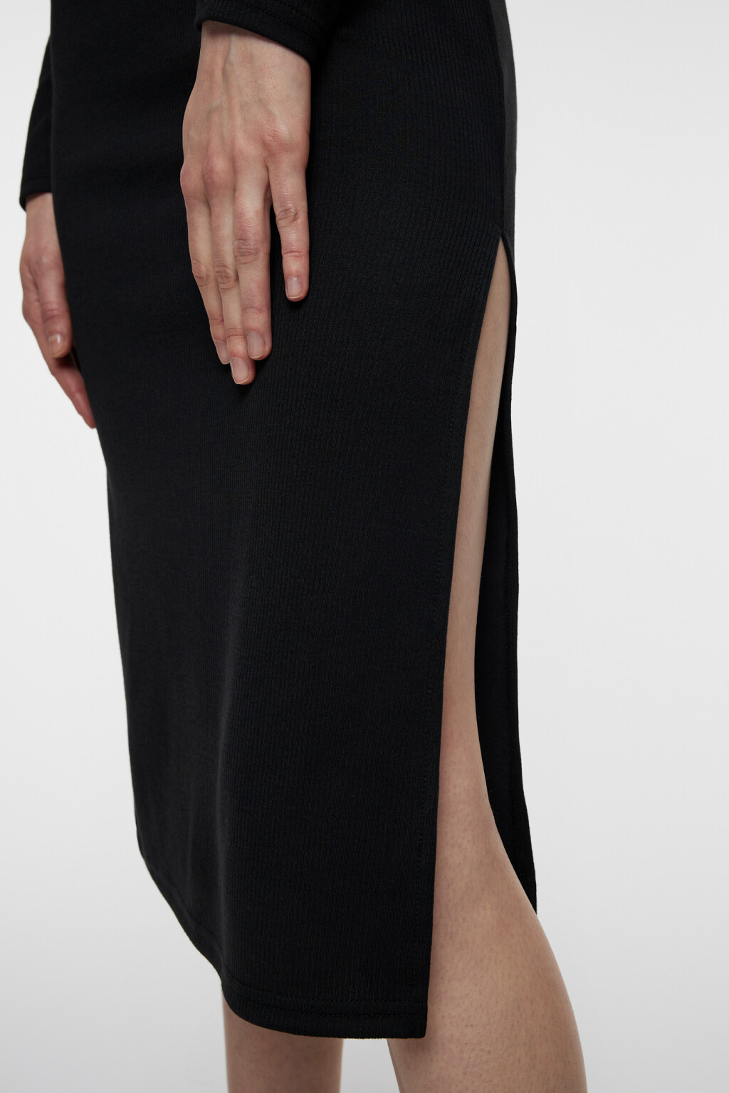 Платье-лапша миди в рубчик с разрезом на бедре - цвет черный - 7