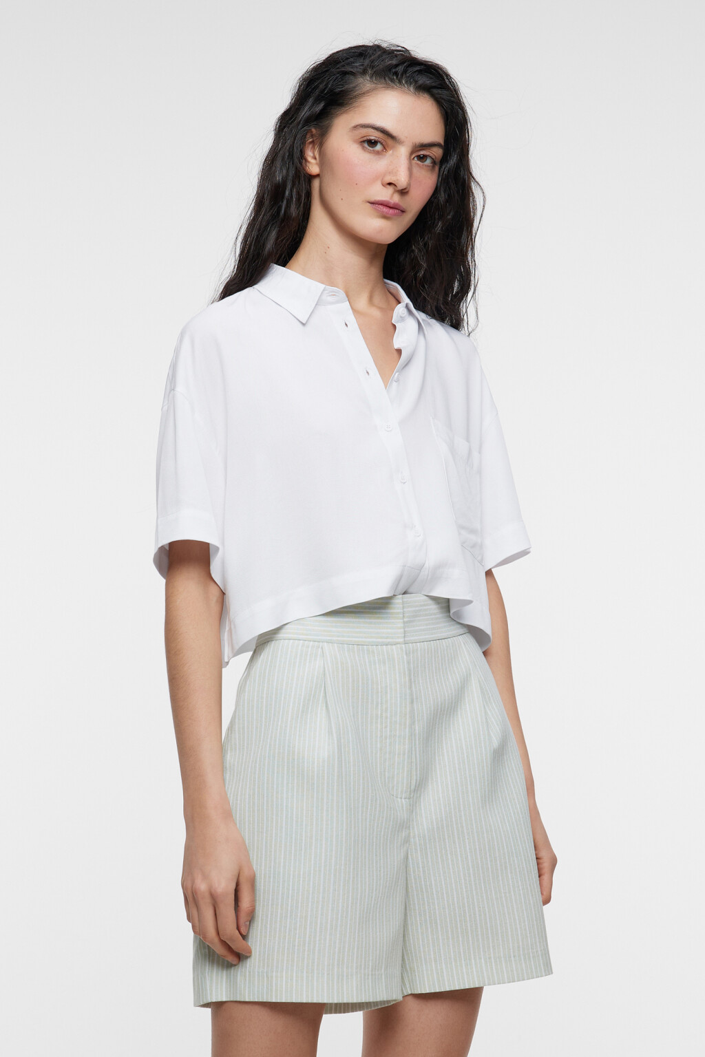 Блузка-рубашка вискозная с карманом и короткими рукавами - цвет белый - 2